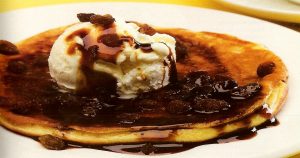 Cómo hacer Pancakes de Pasas con Helado - Receta Fácil crepespancakes.com como hacer pancakes de pasas con helado receta facil preparar pancakes pasas helado 4